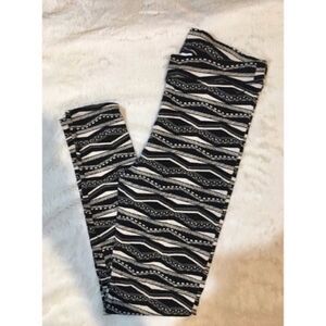 PINK Victoria’s Secret cream and black leggings